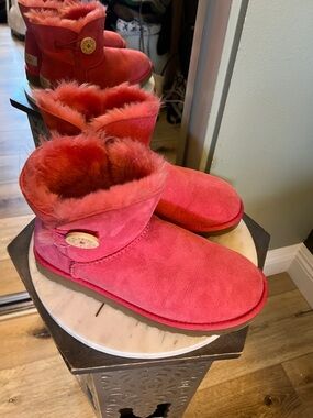 NWOT, UGG, size 8, Mini Bailey Button Pink Suede Shearling Boots